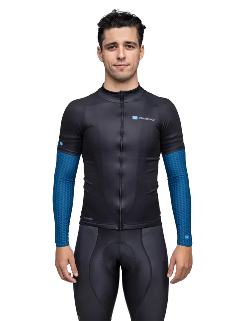 Das Model ist 173 cm groß und trägt Größe M