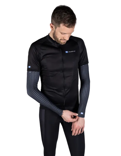 Das Model ist 186 cm groß und trägt Größe M