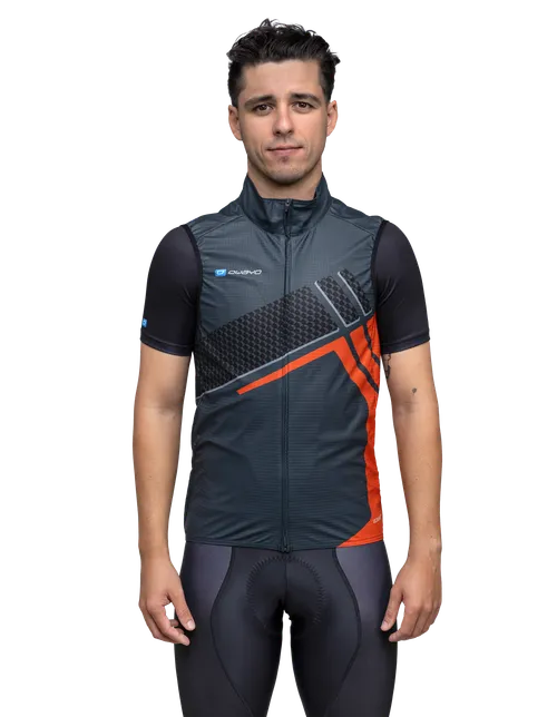 Das Model ist 173 cm groß und trägt Größe 5