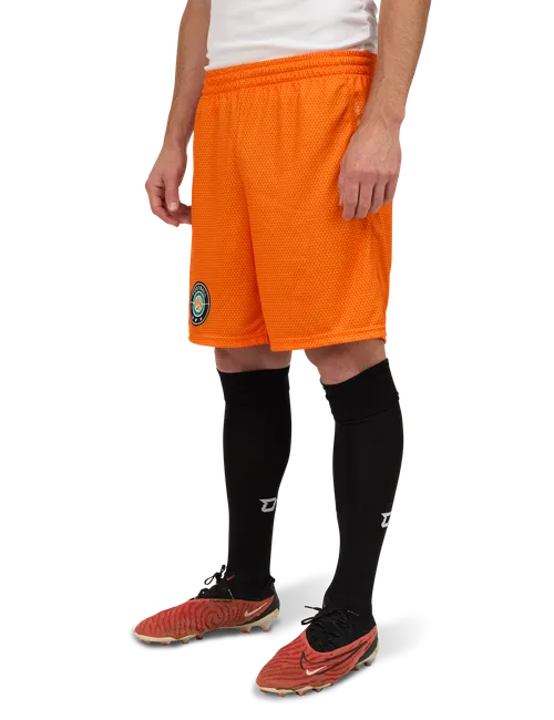 Das Model ist 176 cm groß und trägt Größe 4