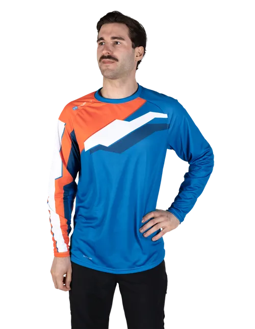 Das Model ist 182 cm groß und trägt Größe 6