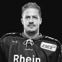 Ein Mann in einem schwarzen Eishockeytrikot mit dem Logo von owayo auf der Brust und dem Schriftzug 'Rhein' auf der Vorderseite.