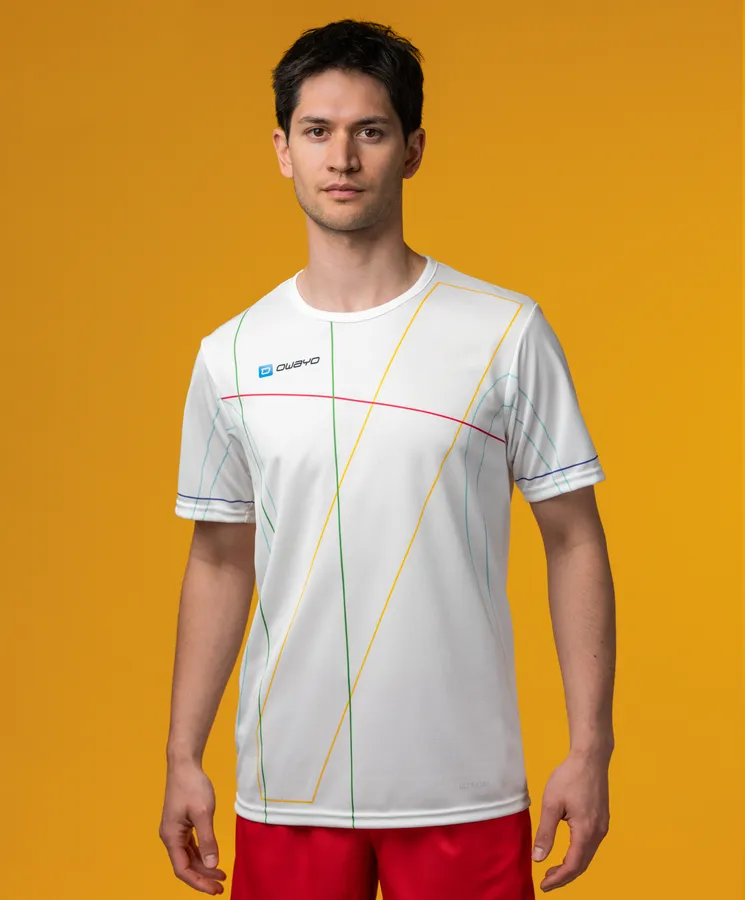 Ein männliches Model trägt ein weißes Sportshirt mit bunten Linienmustern vor einem gelben Hintergrund.