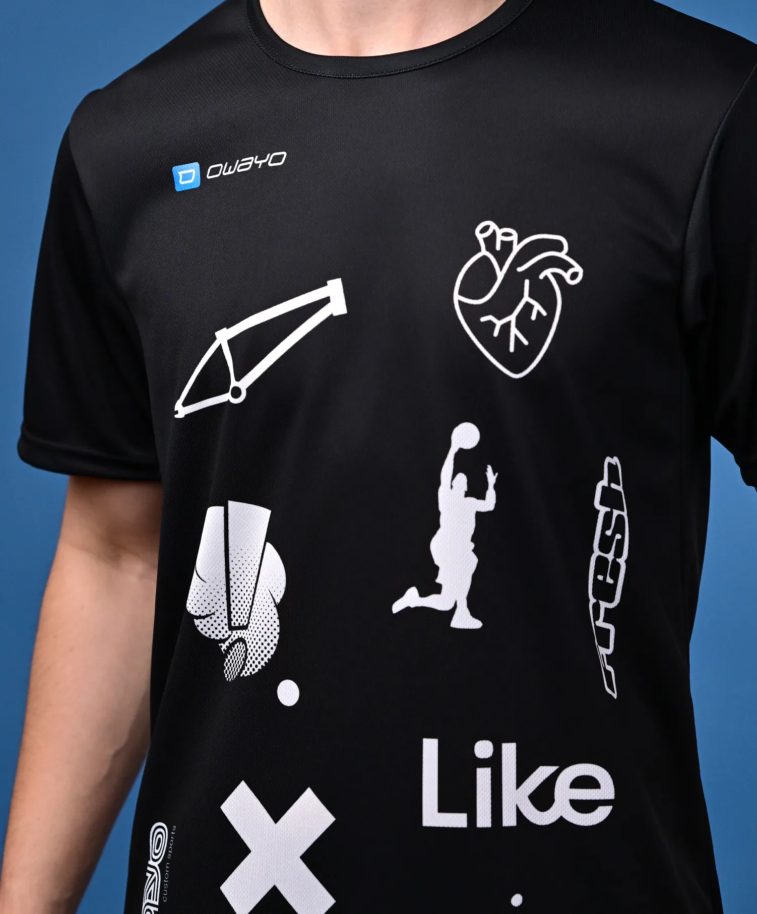 Ein schwarzes Sportshirt mit weißen grafischen Motiven, darunter Symbole für Basketball, einen Herzschlag und weitere Sportelemente.