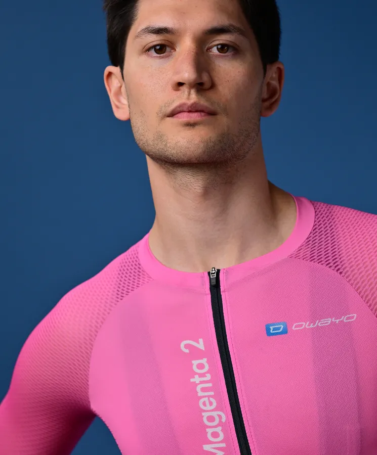 Ein Mann trägt ein pinkes, ärmelloses Sporttrikot mit Reißverschluss und dem Logo 'owayo' auf der Brust.