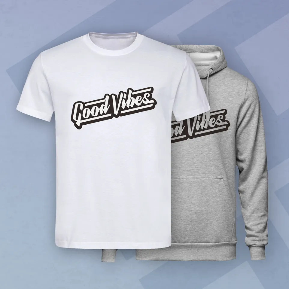 Ein weißes T-Shirt und ein grauer Kapuzenpullover mit dem Aufdruck 'Good Vibes' von owayo.